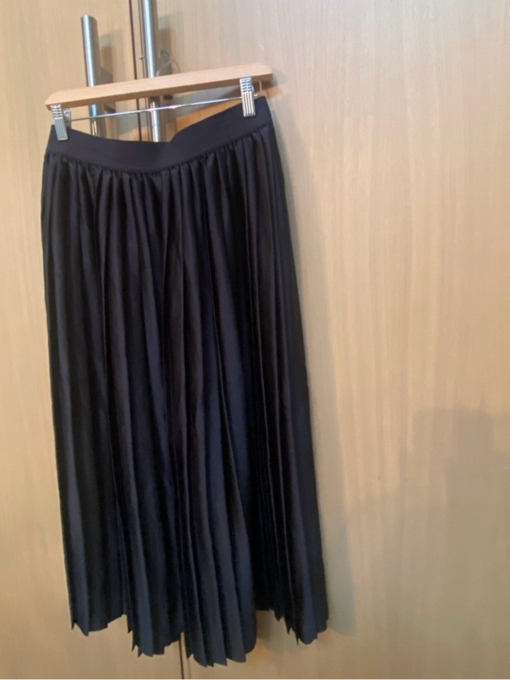 Lululemon Black Satin Pleated Midi Skirt - Women